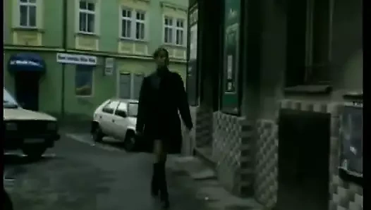 Edepsiz sarışın fahişe büyük zenci yarağıyla umumi tuvalette sikişiyor