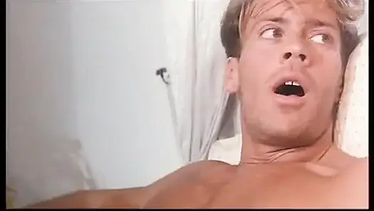 İki ateşli orta yaşlı seksi kadın Rocco'nun teklif yarağını tatmin ediyor