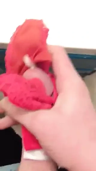 Kadın kılıklı kadın yokken külota çabucak boşalıyor