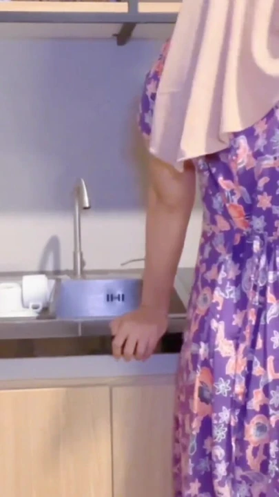 Aunty was harassed by her naughty stepnephew while cooking | Clip 1