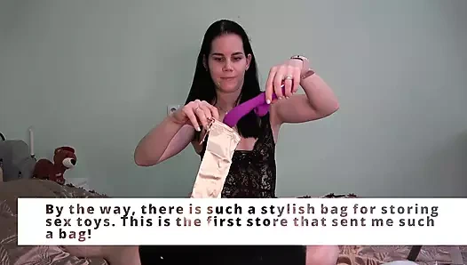 Anna kutu açmak için çekim yapıyor ve Funzze'den bir vibratörü test ediyor