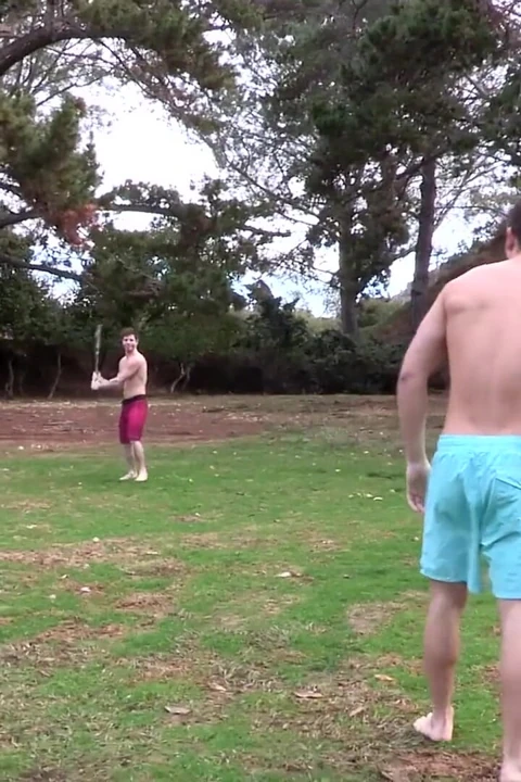 Twink pop - kaslı adam, dean tarafından prezervatifsiz sikiliyor,