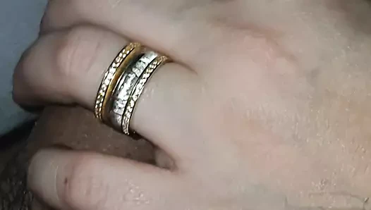 Üvey anne akşam yemeğinden sonra üvey oğluna yatakta yarakla mastürbasyon yapacak