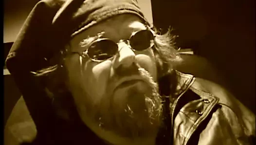 Çılgın kızlar mümkün olan her şeyi deliklerine sokuyor