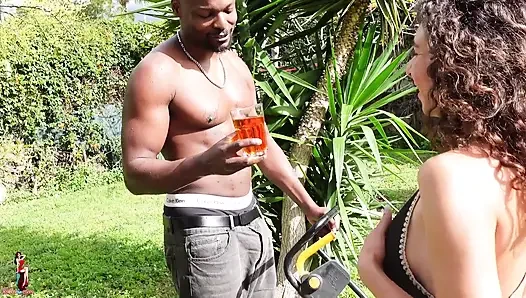 Bayan Ana kocası uzaktayken bahçıvanla sikişiyor