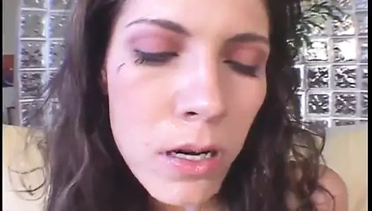 Orta yaşlı seksi kadın boşalma bağımlısı iki adamla boşalmak için sikişiyor