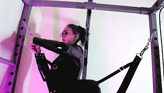 Fetiş dominatrix eva lateks topuklu ayakkabılar tek başına eş değiştirme kadın egemenliği bdsm sapık gözlüklü olgun sahibe