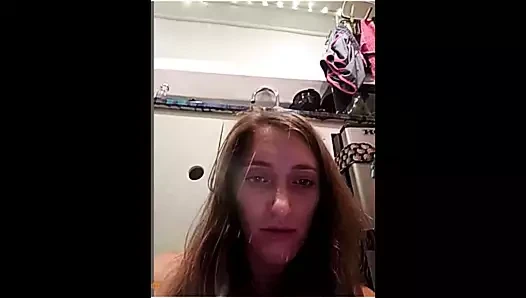 28 yıl kadın onu kedi ile oynuyor