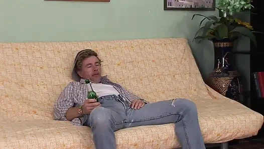 Ahlaksız üvey baba seksi üvey kızını cezalandırıyor