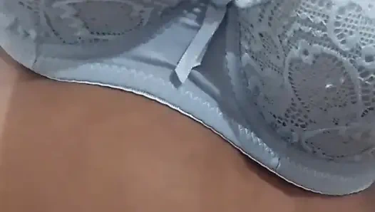 Büyük üvey kız kardeşim kızdı, tek kişilik yatağı paylaştık, tam Hintçe ses