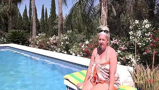 Meeting Hot Mature MILF Maggie Moon at the Hotel Pool