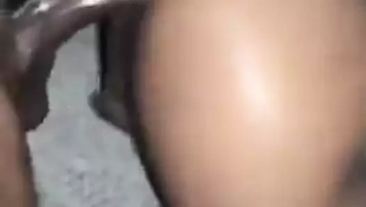 Götü büyük zenci yarağı yutuyor