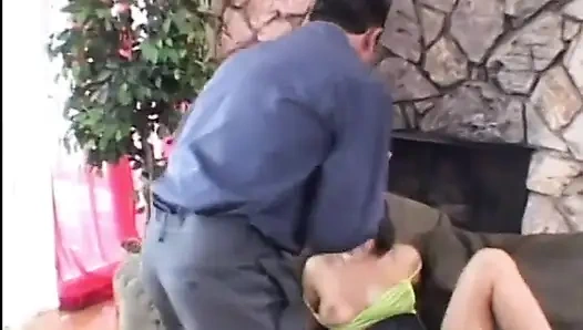 Büyük memeli orta yaşlı seksi kadın tıraşlı amcığını büyük sert yarakla sikiyor