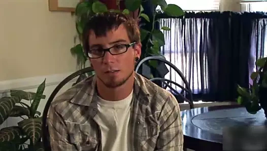 İlk kez değiş tokuş yapan iki esmer eş.