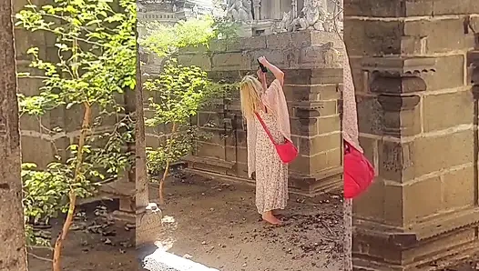 Amatör sarışın, olgun eş, yürüyüşten sonra seksin tadını çıkarıyor