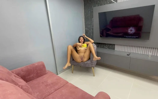 Utangaç Hintli üvey kız kardeşimin erkek arkadaşına bir fotoğraf gönderdiğini ve ona hiçbir şey söylememe karşılığında olduğunu keşfediyorum