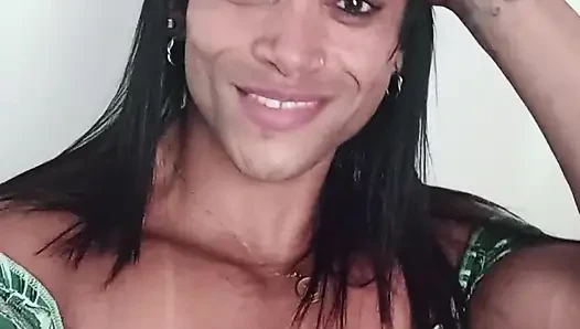 Kafanı annenin sert kalçalarına yasla