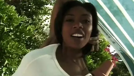 Siyah hatun açık havada tüm pozisyonlarda beyaz yarağın tadına bakıyor