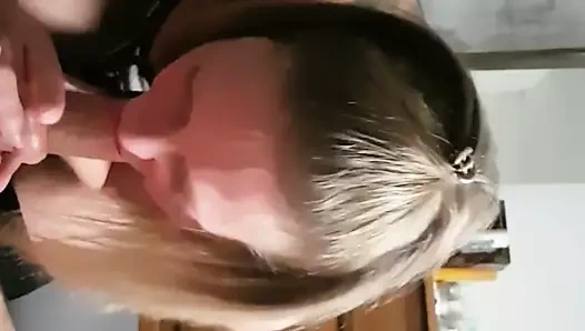 Sıcak milf ile diz çizmeler ve kırmızı ruj verir mükemmel oral seks