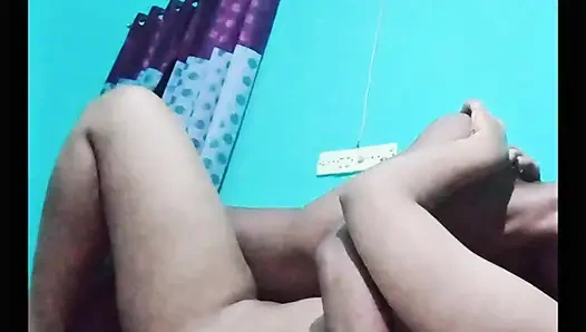 Hintli kız yarak emiyor ve sikişiyor