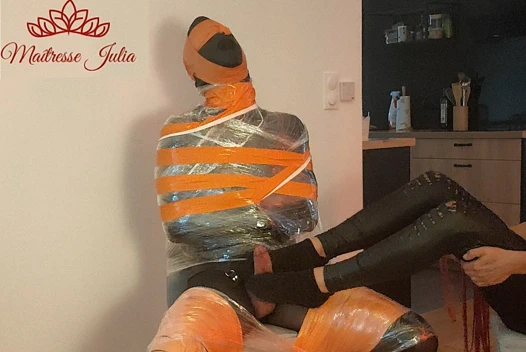 Sahibe Julia - çorap ve uzun bacaklı kadın egemenliği ayakla esaret