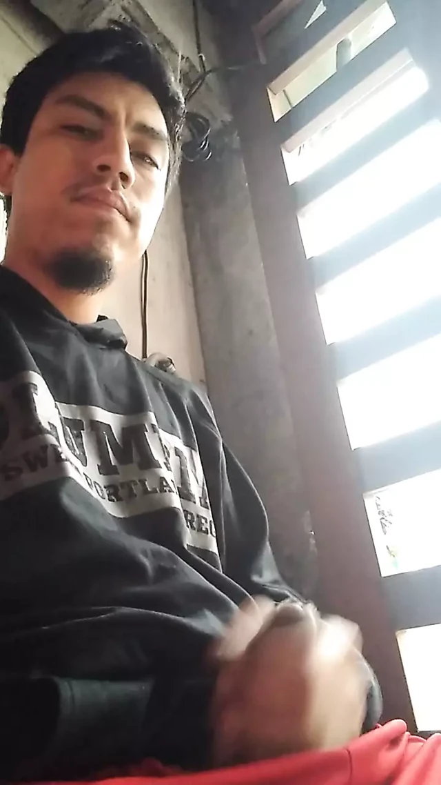 Akorunun altına sürtüyor