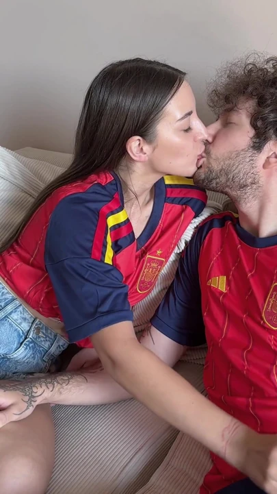 Koçta Dünya Kupası futbol maçından hemen önce bir yabancıyı siktim ve dölledim!! | Klip 1