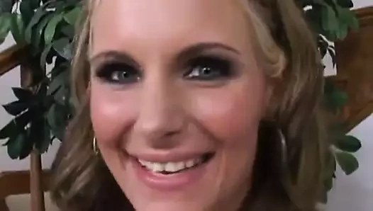 Phoenix marie etrafında en büyük göğüsleri var