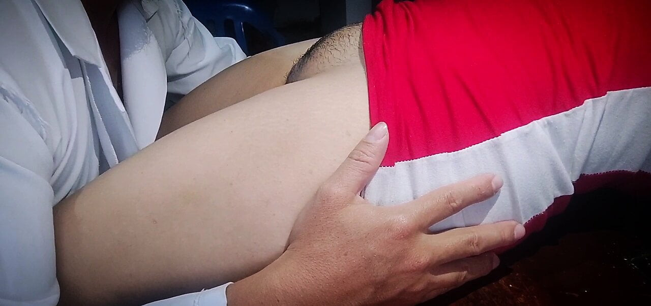 Porno endüstrisinden amatör model, doktorunu vajinasını kontrol etmesi için evine çağırıyor.