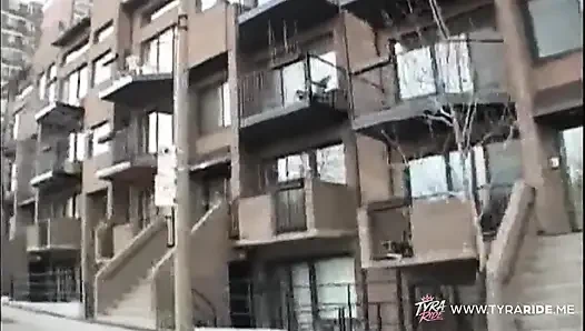 Dövmeli esmer kadın arka koltukta sakso çekiyor