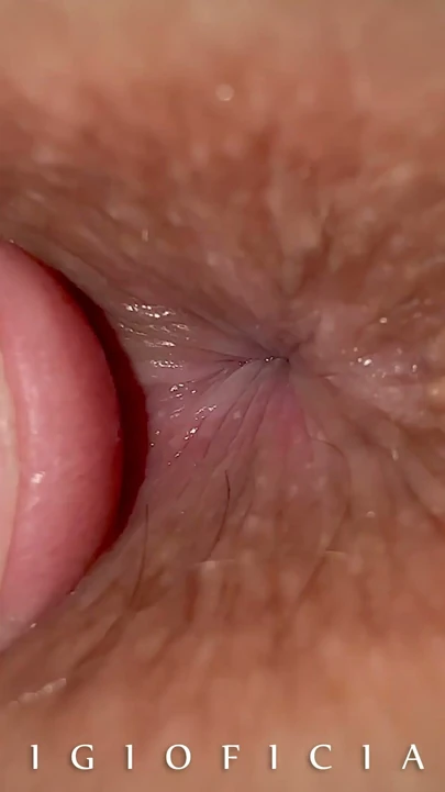Aşırı yakın çekim: orta yaşlı seksi kadın domalarak duruyor. Göt deliğinden hoşlanmanın tadını çıkarmanı istiyor! | Klip 1