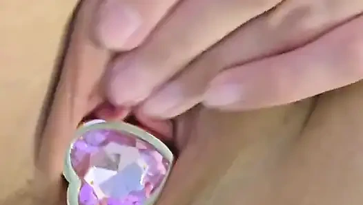 Seksi Orta Yaşlı Seksi Kadın Küvette Çıplak Amına Anal Tıkaç Sokuyor...