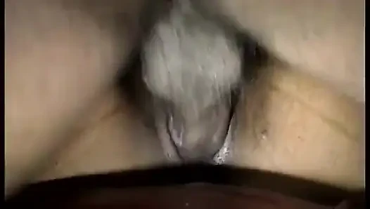 Azgın zenci bebek kanepede amını açıyor ve göğüslerini yalıyor