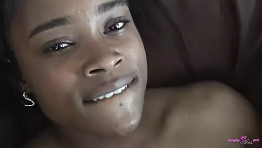 Büyük zenci yarağının her santimini tadırken zenci aşk tüneli seks için can atmaya başlıyor