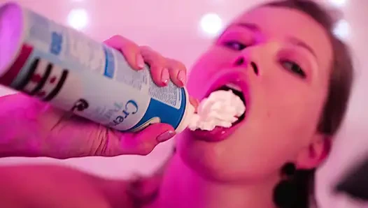 Stella Cardo meme uçlarından krem yalıyor