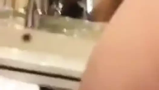 Kız arkadaşı ağzına darbeler, erkek arkadaşı bir tissu ile özlüyor