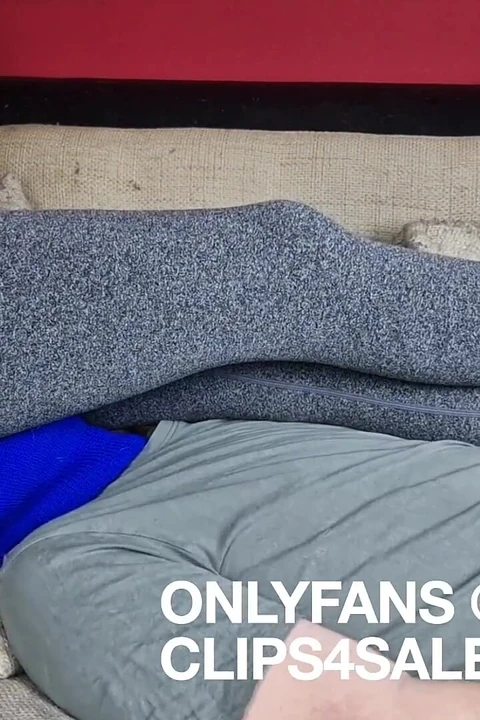 Сидение на лице и пытка яиц в леггинсах и симпатичных носках, немецкая пара в любительском видео