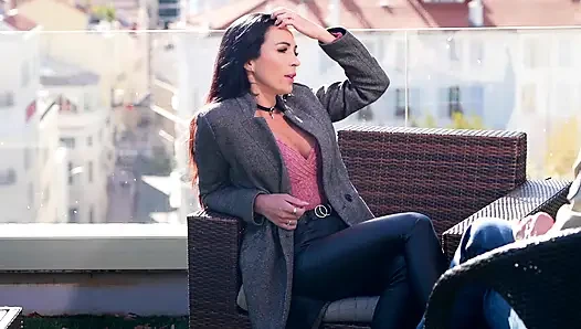 Esmer orta yaşlı seksi kadın komşularıyla sikişiyor