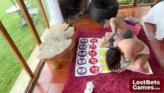 Striptiz Twister oyunu kazananı için sakso sürprizi