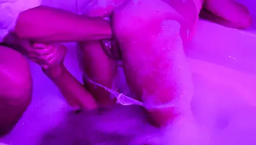 Gerilmiş Kedi Fışkırtma Işleminden Fışkırtana Kadar Küvette Yumruk Atmak