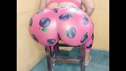 Pembe tayt büyük götünü hareket ettiriyor #2