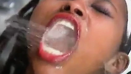 Fetiş kızlar ırklararası sidik partisi