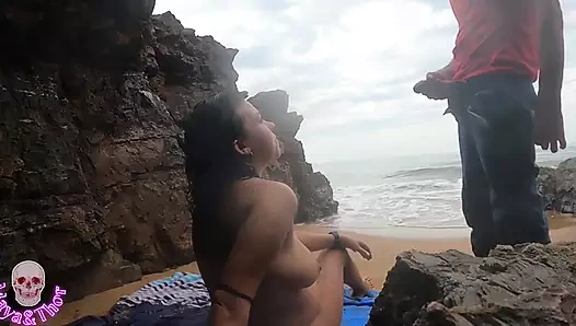 Ateşli çift plajda seks yapıyor