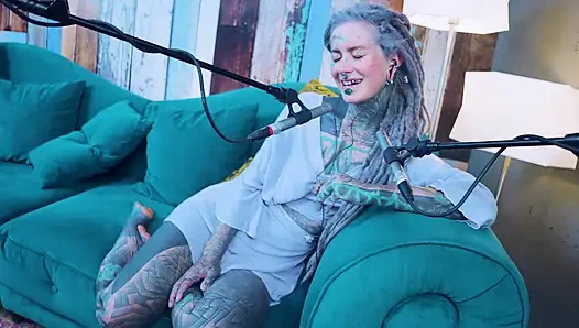 G - grattitude- asmr podcast sfw konuşuyor gotik sıska kız dreadlocks dövmeli model dövmeli kız