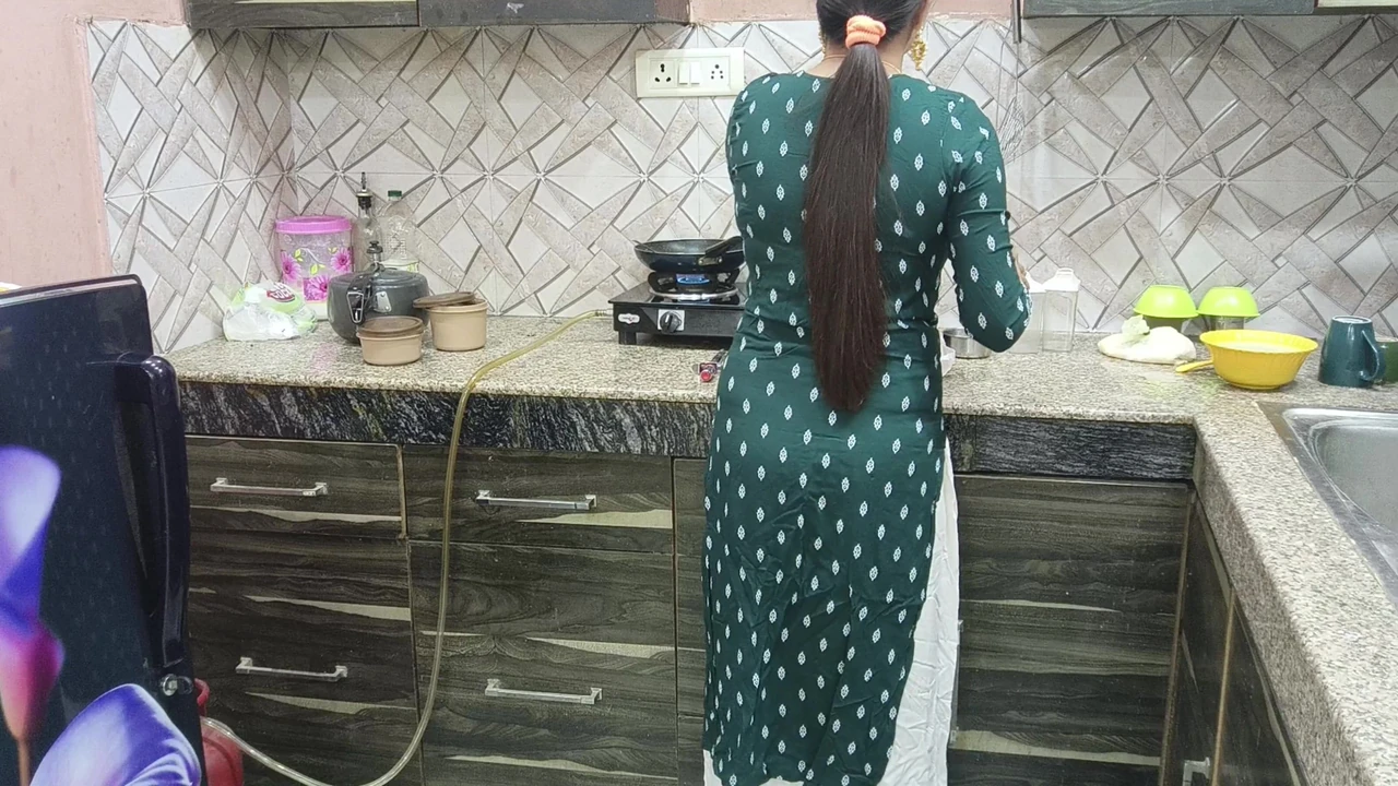 Indian Punjabi Ma putt new Desi chudai full gaaliyan Punjabi full HD Desi sardarni stepmom fucked wbund Mari in Kitchen