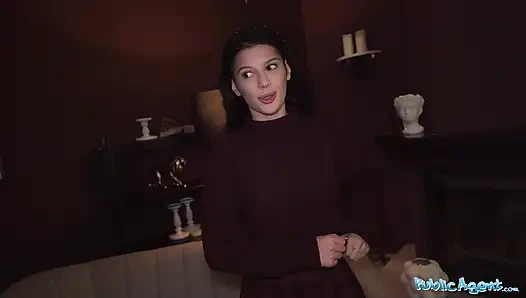 Yalnız parti kızı oyuncu seçmeleri için ürperiyor - kamu görevlisi