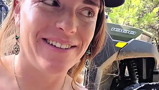 Kızıl saçlı açık havada çizmeli iç çamaşırlarını deniyor