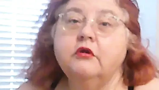 Olgun iri güzel kızıl saçlı hemşire Vicki senin için ruj uygulama videosu yaparken seninle konuşuyor!