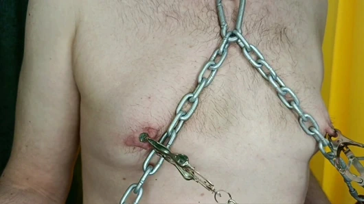 BDSM kölem gaz maskesi içinde meme uçlarınızla acı verici bir şekilde oynayalım. Dominatrix nika kıskaçlı erkek meme uçlarıyla oynuyor.