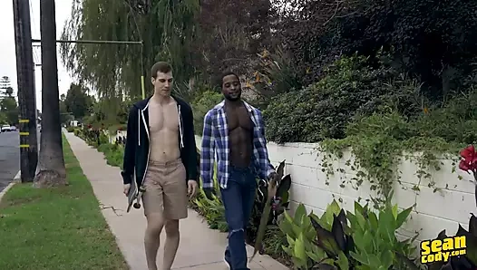 Kaslı Landon ilk kez ince Angelo ile tanışıyor ve ikisi de oynamak için heyecanlı - sean cody